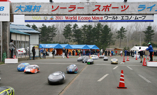 決勝レースでスターテイングフラッグを振る徳山社長（2013年5月5日） 